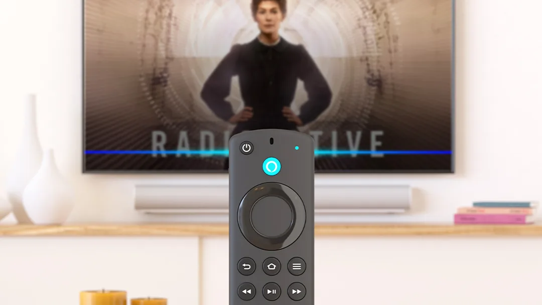Fire TV Stick 插喺電視旁邊,畫面顯示串流介面