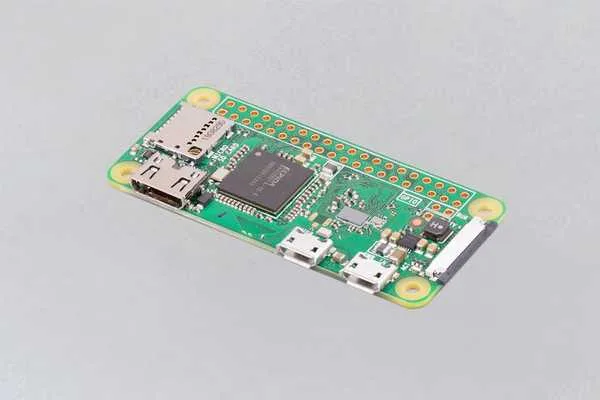 Raspberry Pi Zero W 斜角產品相,適合對照 PiZZa 支援嘅舊板