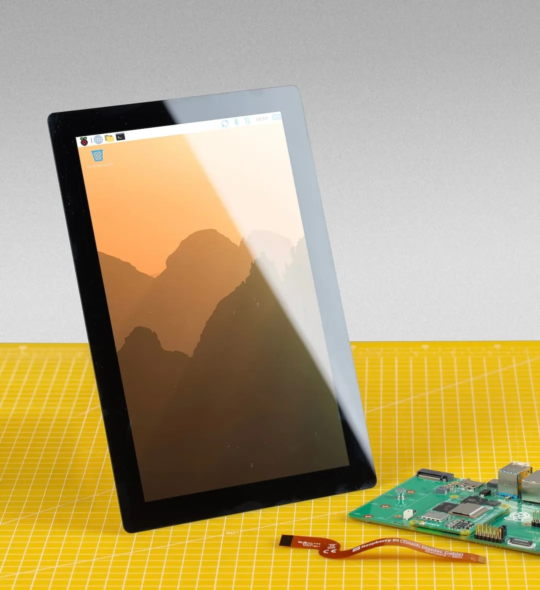 10 吋 Raspberry Pi Touch Display 2 擺喺枱面使用
