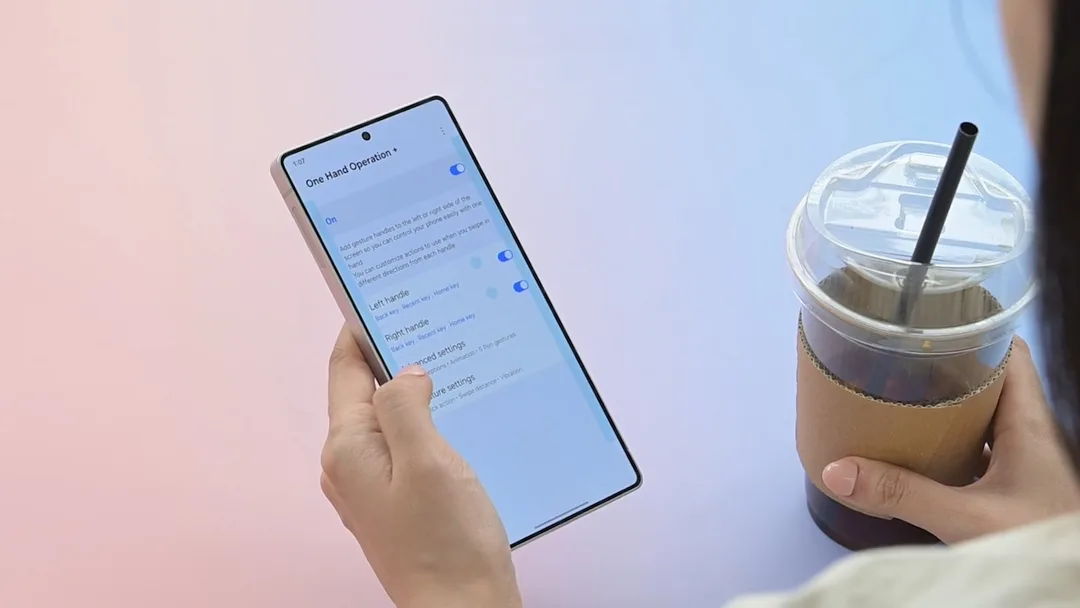 Samsung 示範 One Hand Operation+ 單手手勢操作