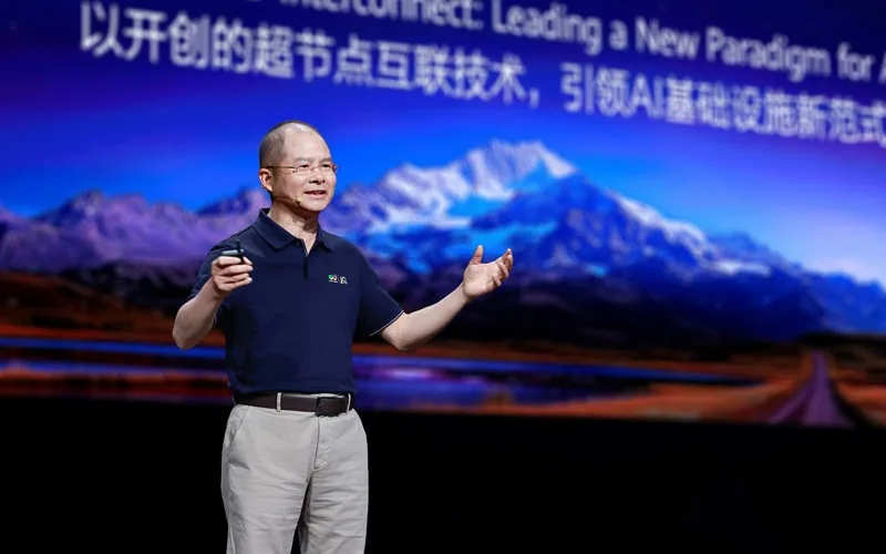 華為輪值董事長徐直軍喺台上講解 AI 基建同 Ascend 晶片路線