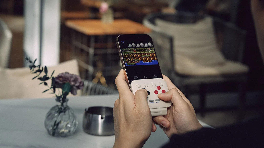 FlipPad 摺上手機屏幕後以十字掣同 ABXY 操作遊戲