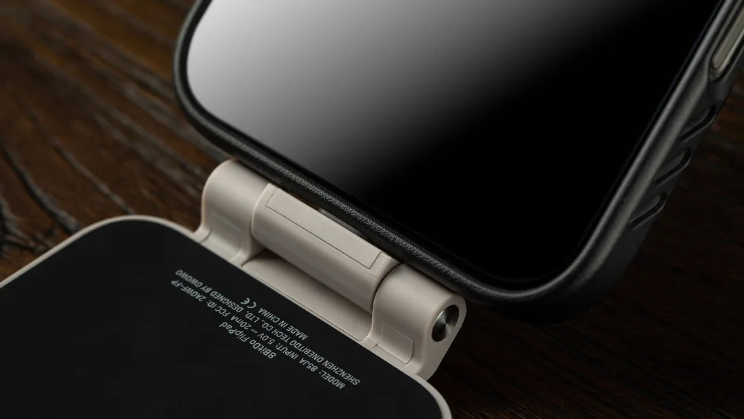 FlipPad USB-C 接頭、摺鉸同手機保護殼位置近鏡