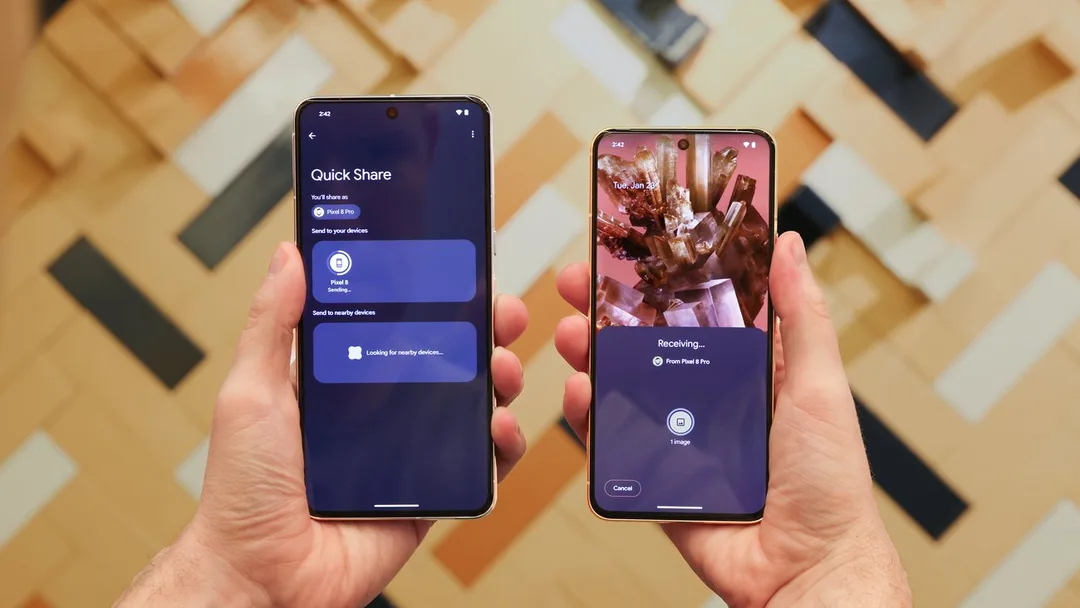 兩部 Android 手機用 Quick Share 傳送相片，左右畫面分別顯示傳送同接收介面