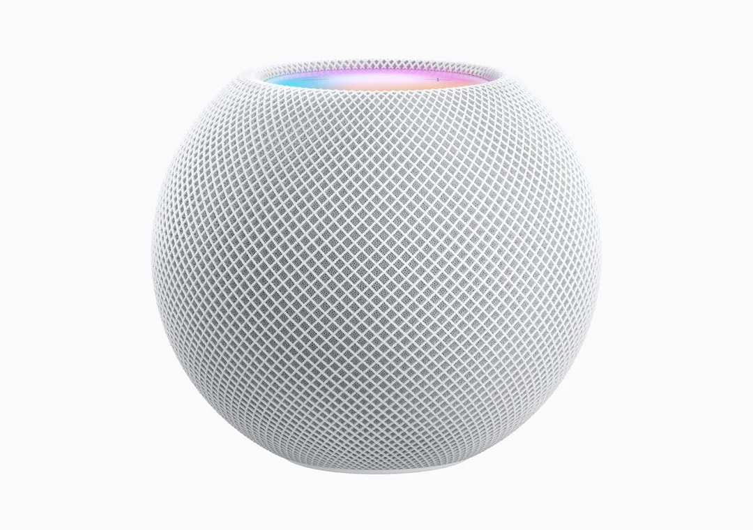 白色 HomePod mini 放喺家居環境入面