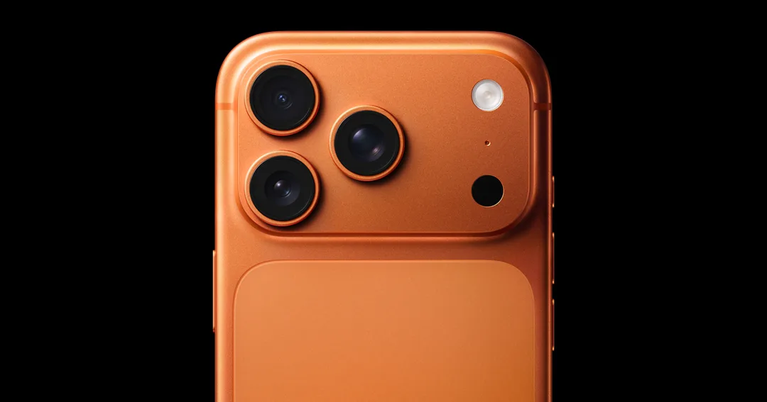 三部唔同顏色嘅 iPhone 17 Pro,展示正面同機背相機模組