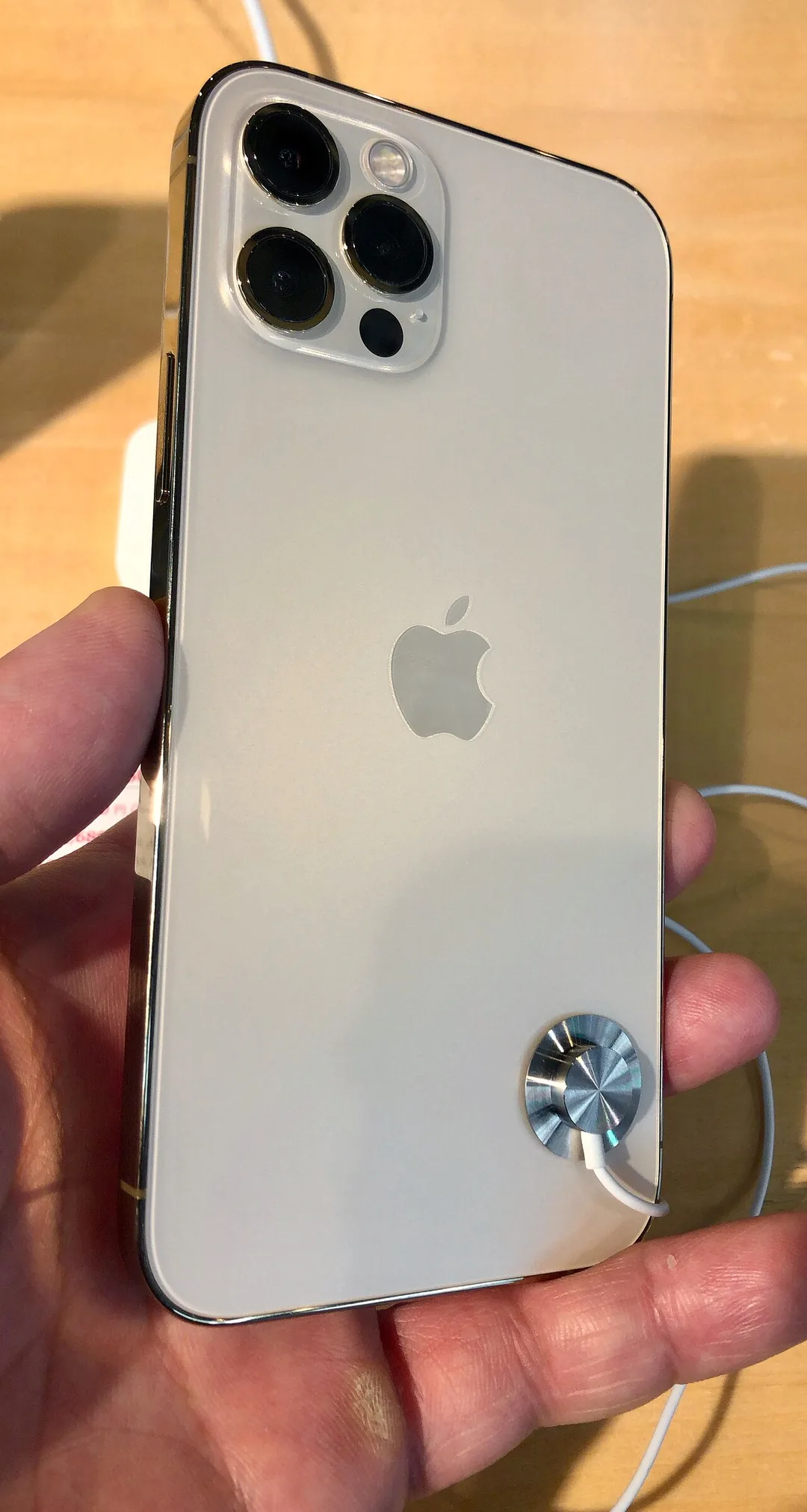 傳 iPhone 18 Pro 首批供應或偏緊:DRAM 卡住封裝,香港預訂要留神