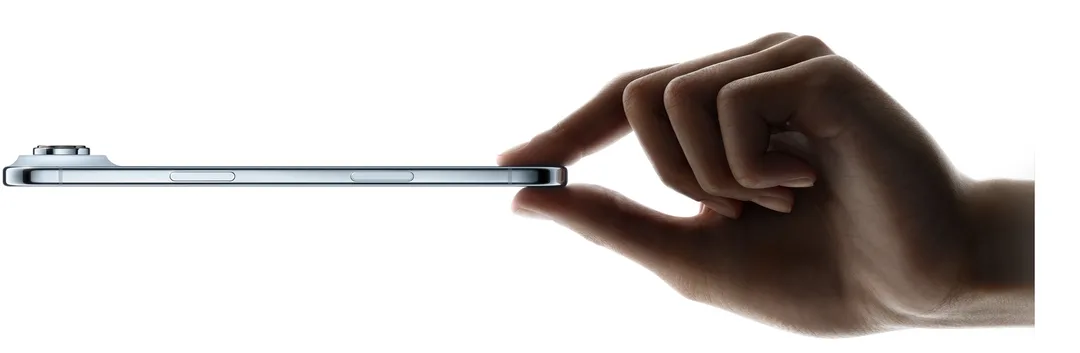 手指夾住藍色 iPhone Air,展示機身側面嘅薄身設計