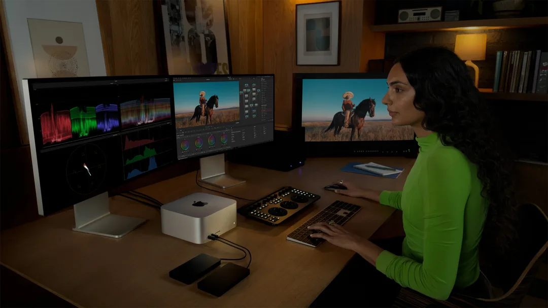 Mac Studio 配搭 Studio Display 放喺工作枱上嘅官方展示圖