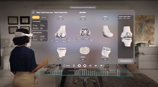 外科醫生戴住 Apple Vision Pro 查看膝關節手術規劃嘅 3D 模型