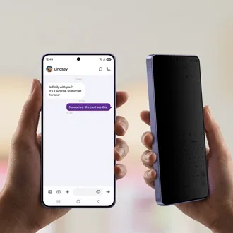 Galaxy S26 Ultra 示範開啟防窺顯示後,側面畫面明顯變暗