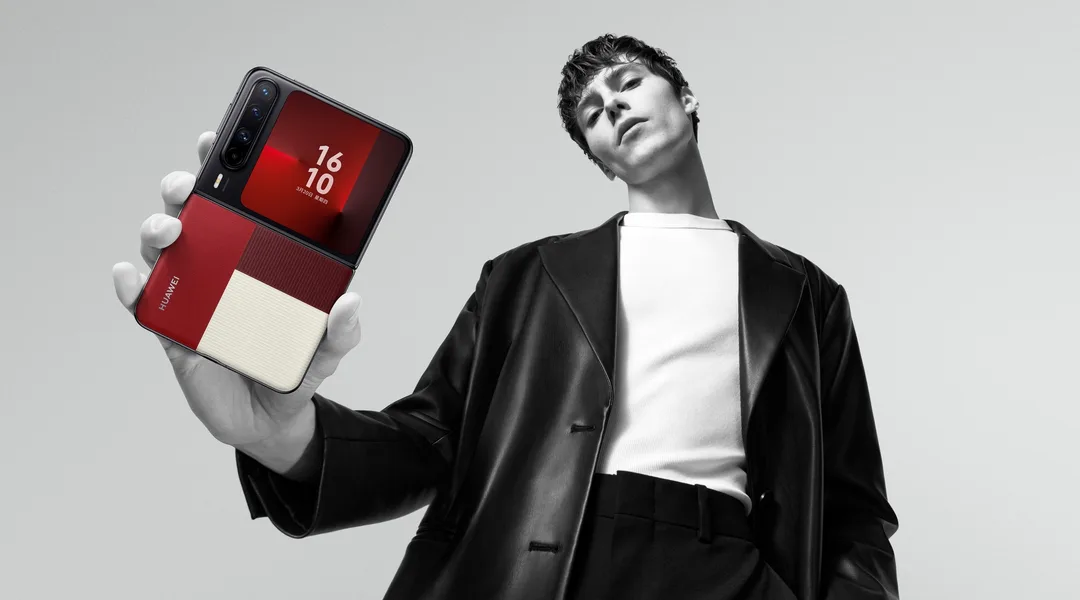 模特兒手持紅色 HUAWEI Pura X,機背外屏顯示 16:10 字樣