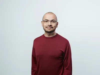 Demis Hassabis 官方人像相,今次轉任 Google DeepMind 主席兼 Alphabet 首席科學家