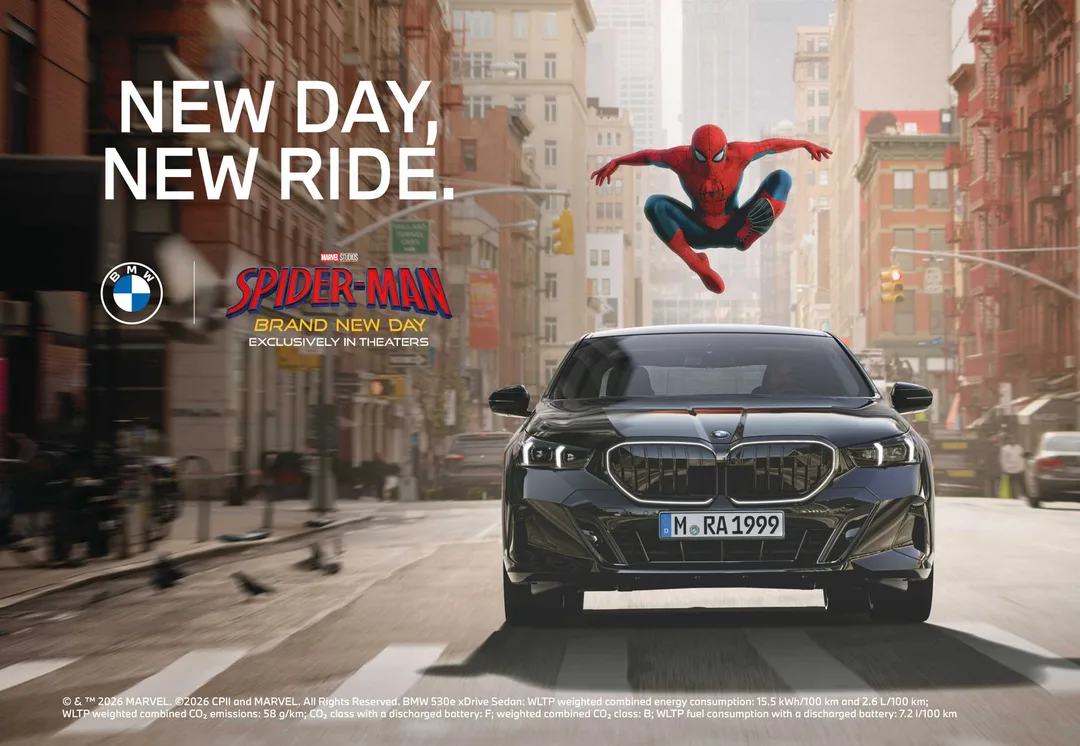Spider-Man 喺 BMW 汽車上方出現嘅官方聯乘宣傳照