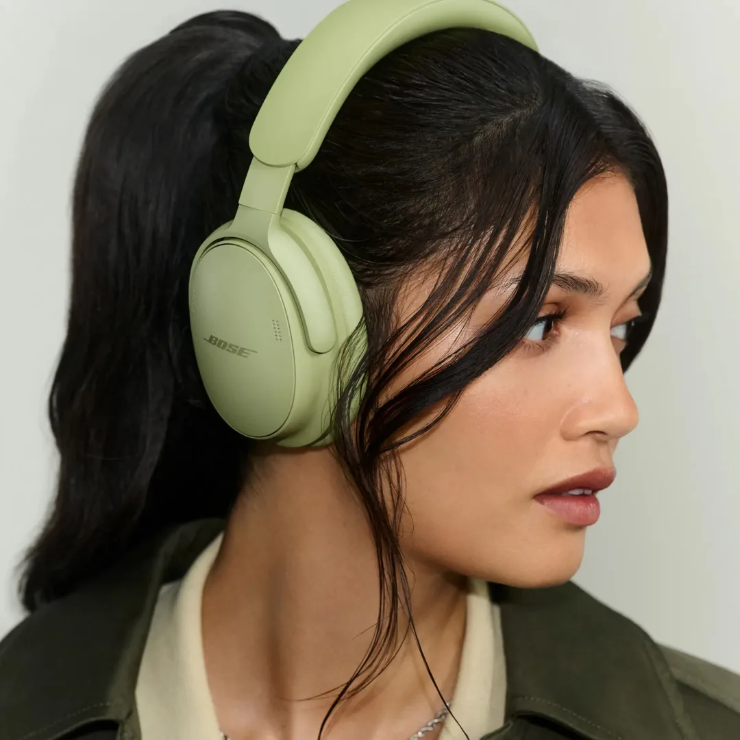 模特兒戴住桉樹綠色 Bose QuietComfort 第二代耳機