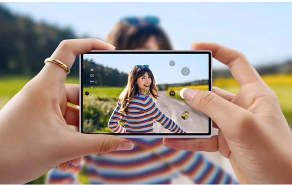 用家橫向拎住 Galaxy Z Fold 8,以外屏幕拍攝相片