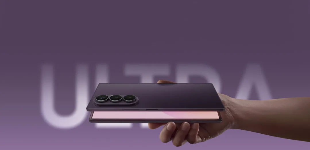 丁香紫 Galaxy Z Fold8 Ultra 半開機身放喺手上，展示纖薄設計同三鏡頭