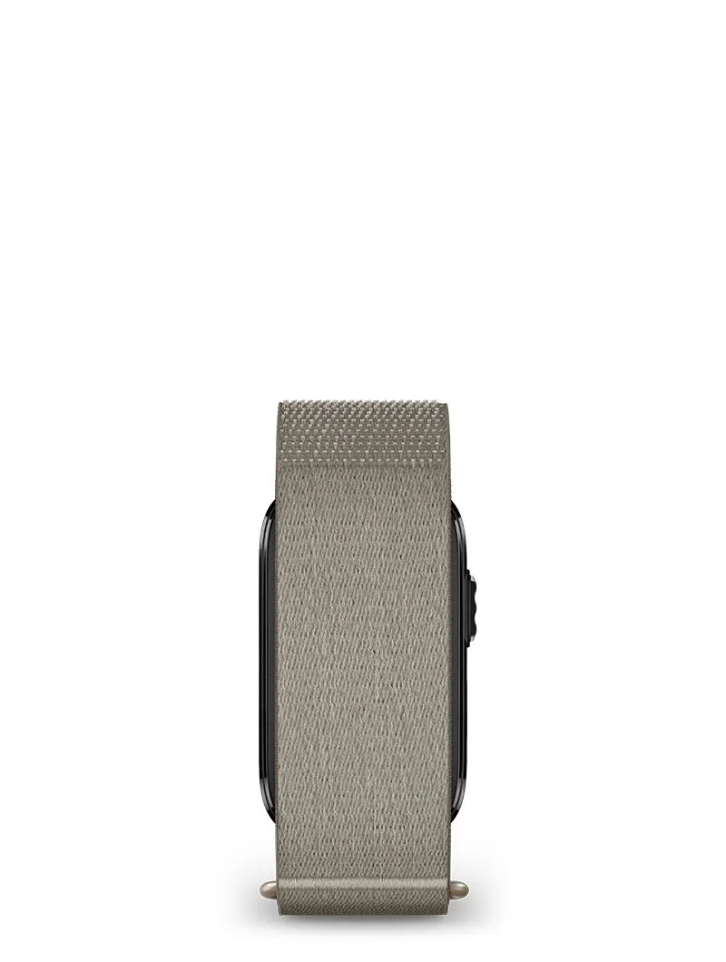 用家手腕戴住 Garmin CIRQA 智能手環