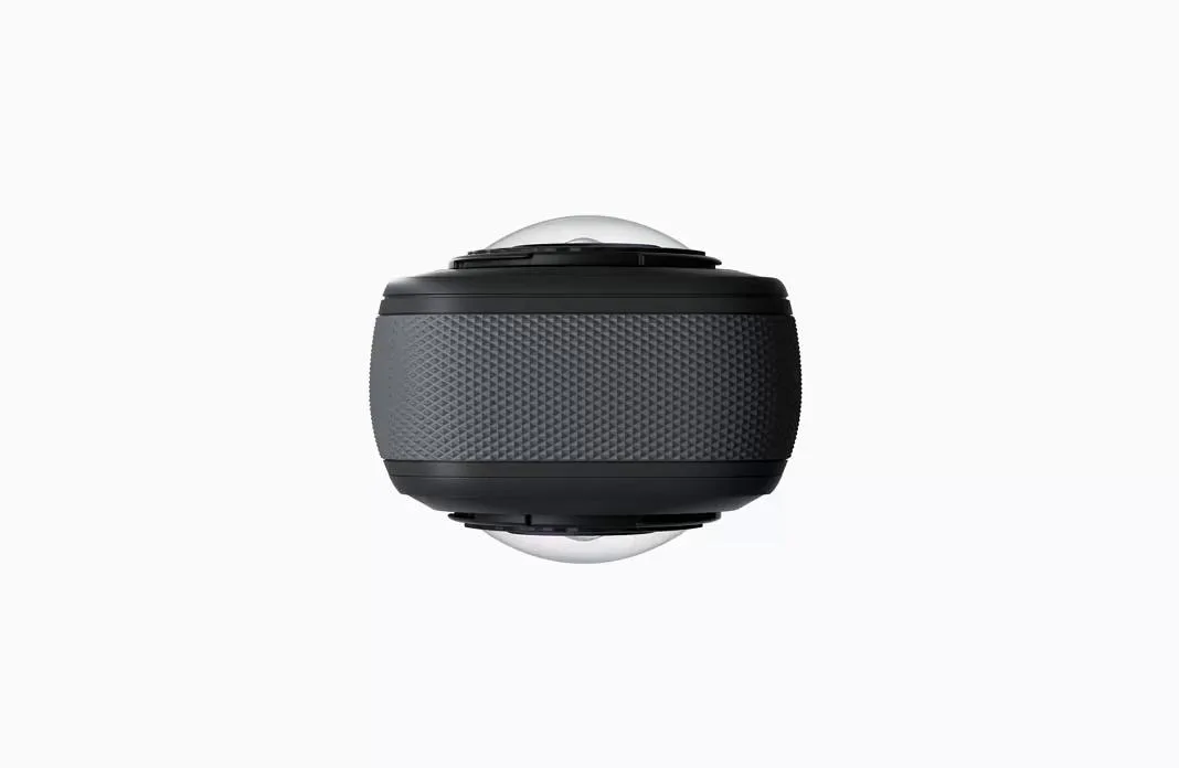 Insta360 X5 官方產品宣傳圖，用作同新一代 X6 比較