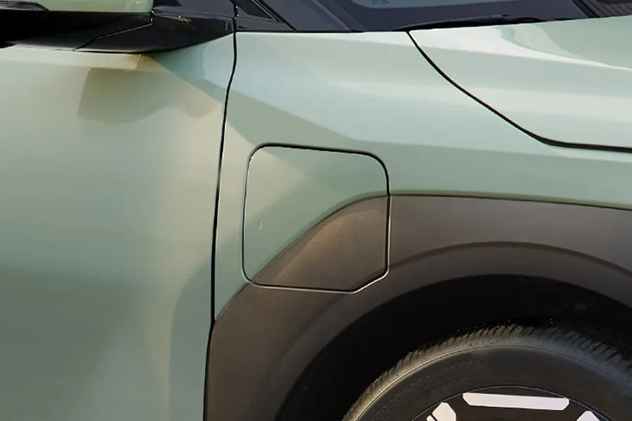 Kia EV3 車頭充電口打開後嘅近鏡
