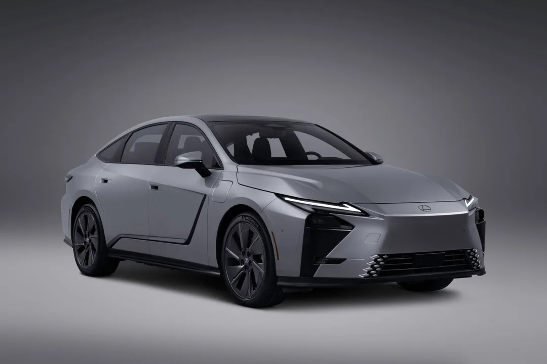 銀色 Lexus ES 500e Luxury 純電房車前側官方圖片
