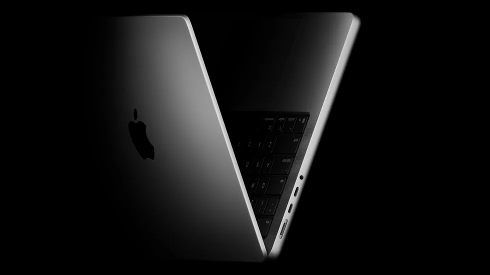 太空黑同銀色 14 吋 MacBook Pro M5 並排展示