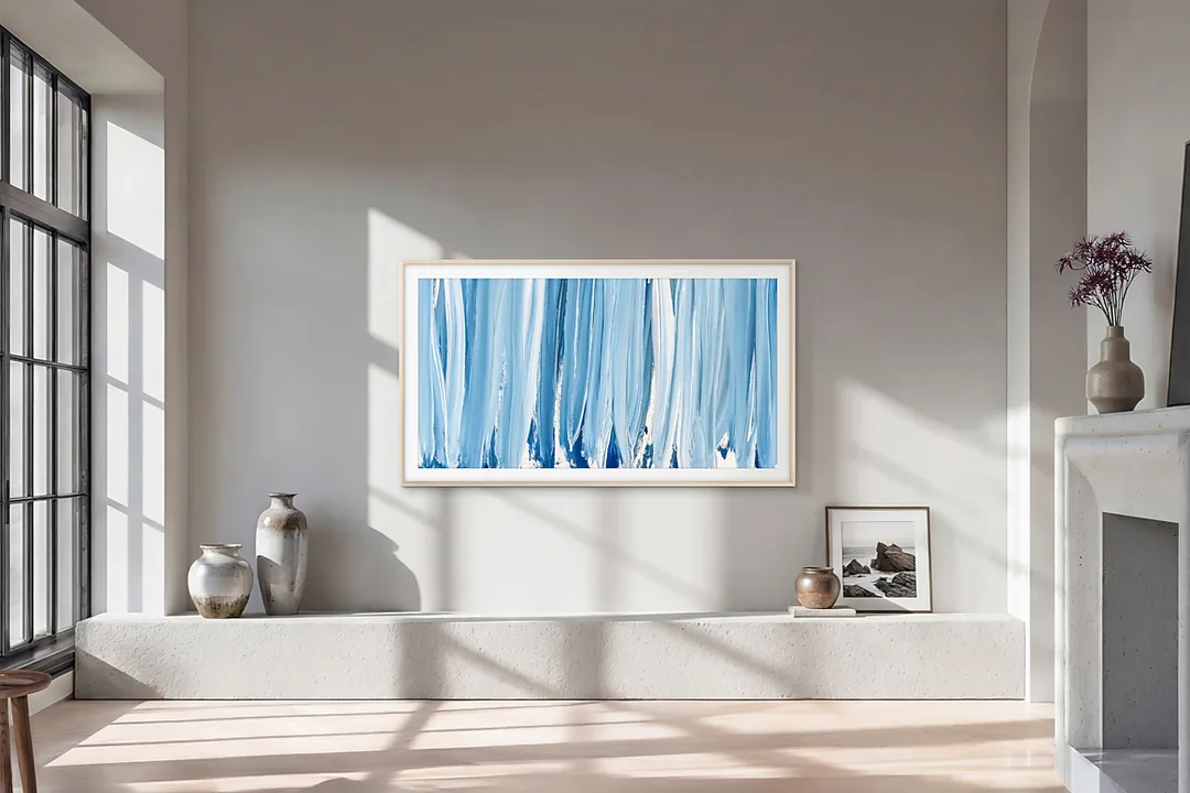 Samsung 2026 The Frame Pro LS03HW 電視產品圖,屏幕裝喺客廳牆上