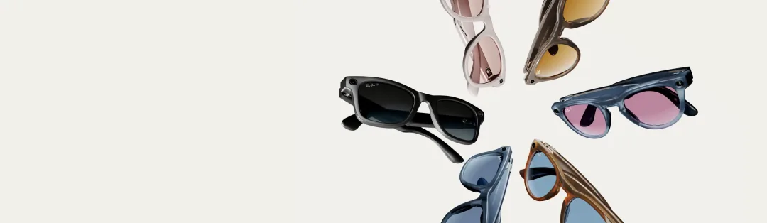 多款 Ray-Ban Meta 智能眼鏡排喺淺色背景右邊,可以見到鏡框角落嘅鏡頭