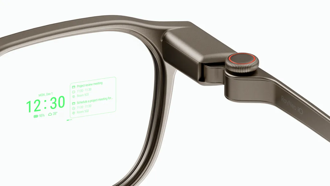 RayNeo iO 鏡框近鏡，右邊鏡臂設有旋鈕，鏡片示範綠色資訊介面