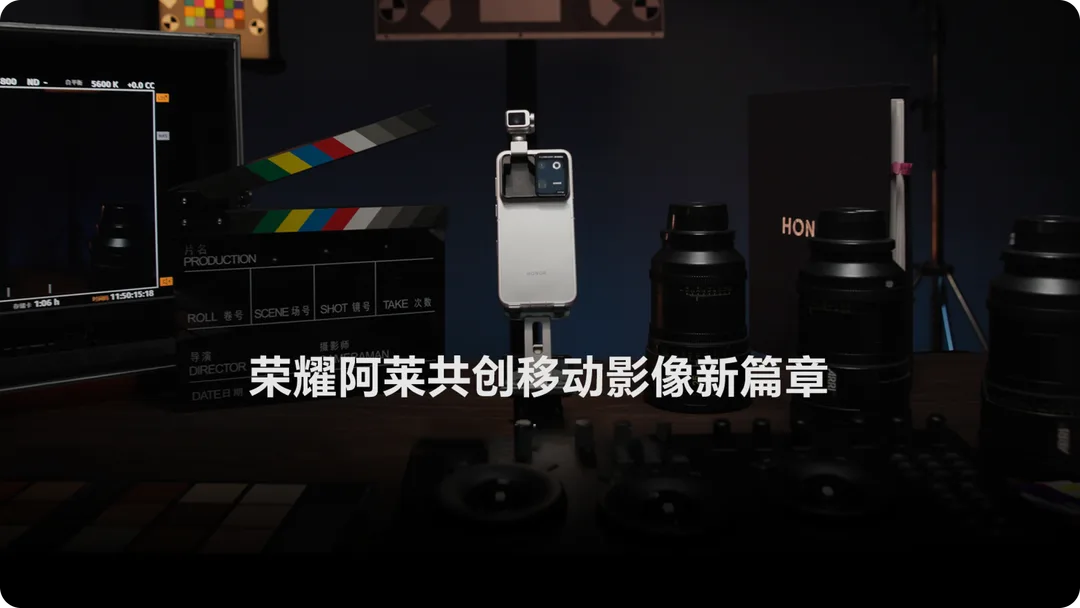 HONOR Robot Phone 架喺拍攝支架上，機械雲台鏡頭處於展開狀態