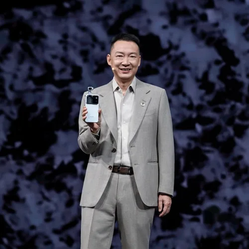 HONOR Robot Phone 雲台鏡頭由機背伸出並轉向側面
