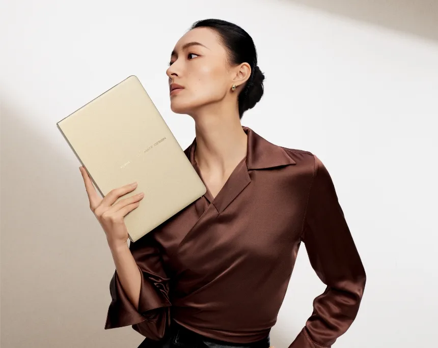 流光金 MateBook Fold 摺合後嘅機身外觀