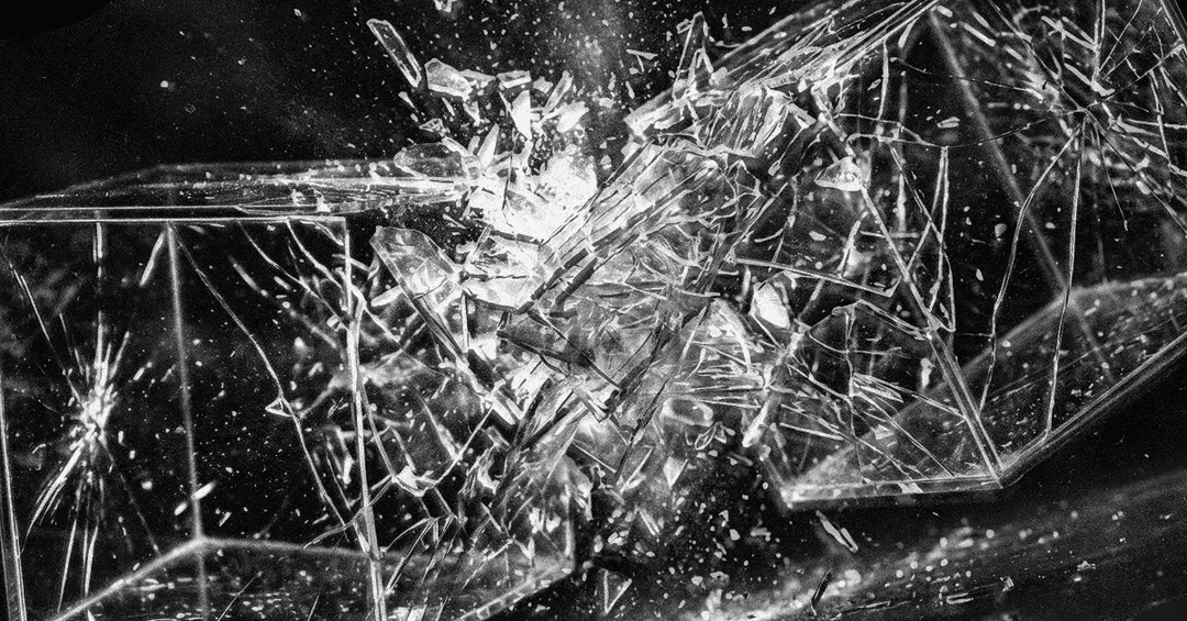 GitLab 漏洞偽造合併紀錄同供應鏈風險示意圖