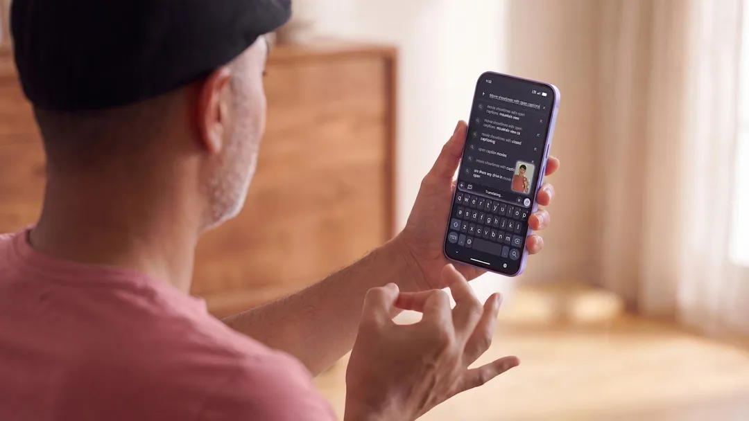 用家一手拎住 Pixel 手機,一手示範用 Gboard 將手語變成文字