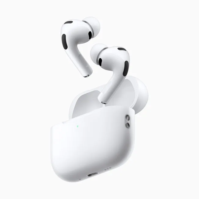 白色 AirPods Pro 3 耳機浮喺打開咗嘅充電盒上方;呢張係現有產品官方圖,唔係傳聞 B790 示意圖