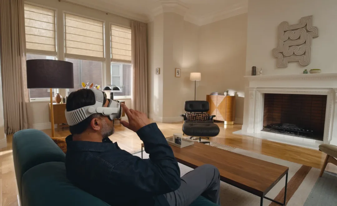 用家戴住 Apple Vision Pro，展示頭罩正面同頭帶設計