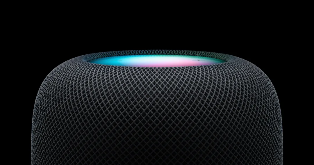 白色同午夜暗色 HomePod 並排擺放,展示同 OpenAI 傳聞裝置接近嘅價位對手