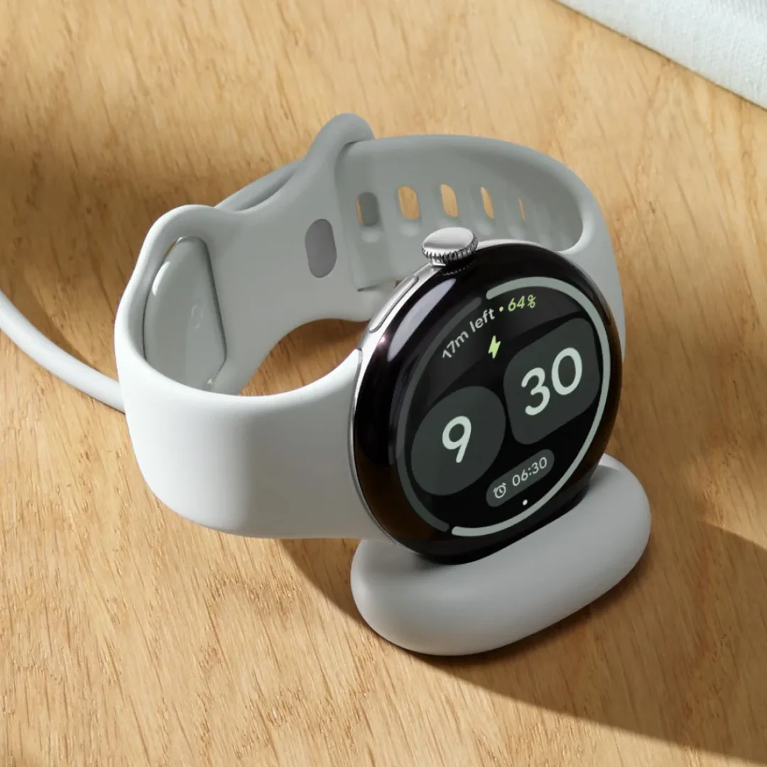 霧灰色 Pixel Watch 5 放喺快速充電座上