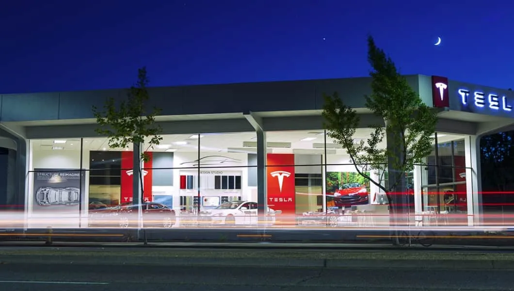 Tesla 體驗中心內展示多架電動車
