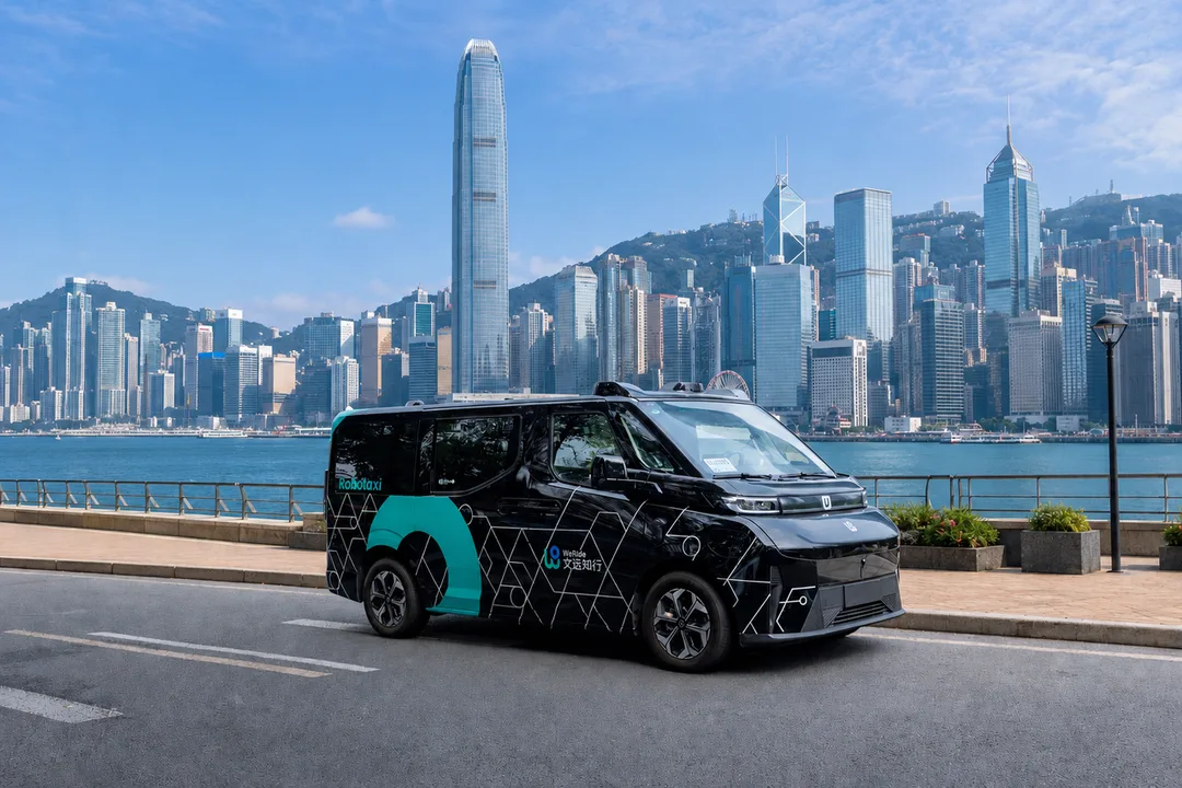 WeRide GXR robotaxi喺香港道路展示,車頂裝有自動駕駛感應器