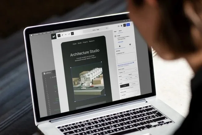 學生用手提電腦喺 WordPress 編輯一個建築作品網站