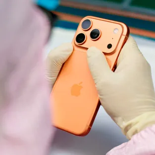 Apple 中國供應鏈工場職員喺工作枱檢查 iPhone