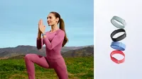 Fitbit Air 細小主體配上多款顏色手帶，旁邊有人戴住做瑜伽