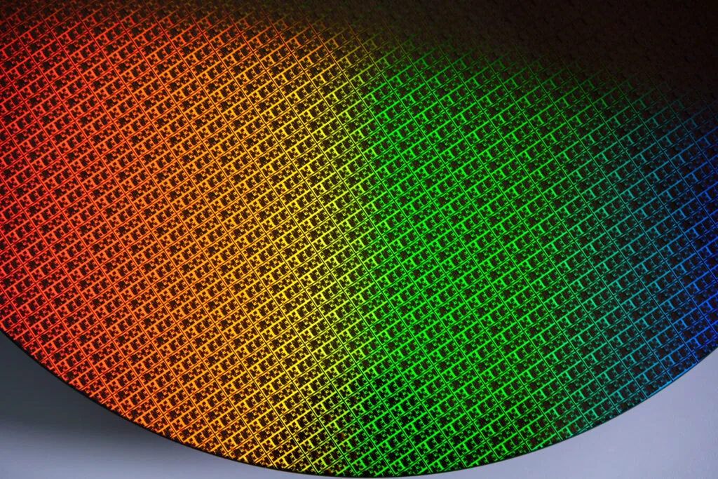 Intel 18A 製程晶圓近鏡,晶圓表面反射出唔同顏色