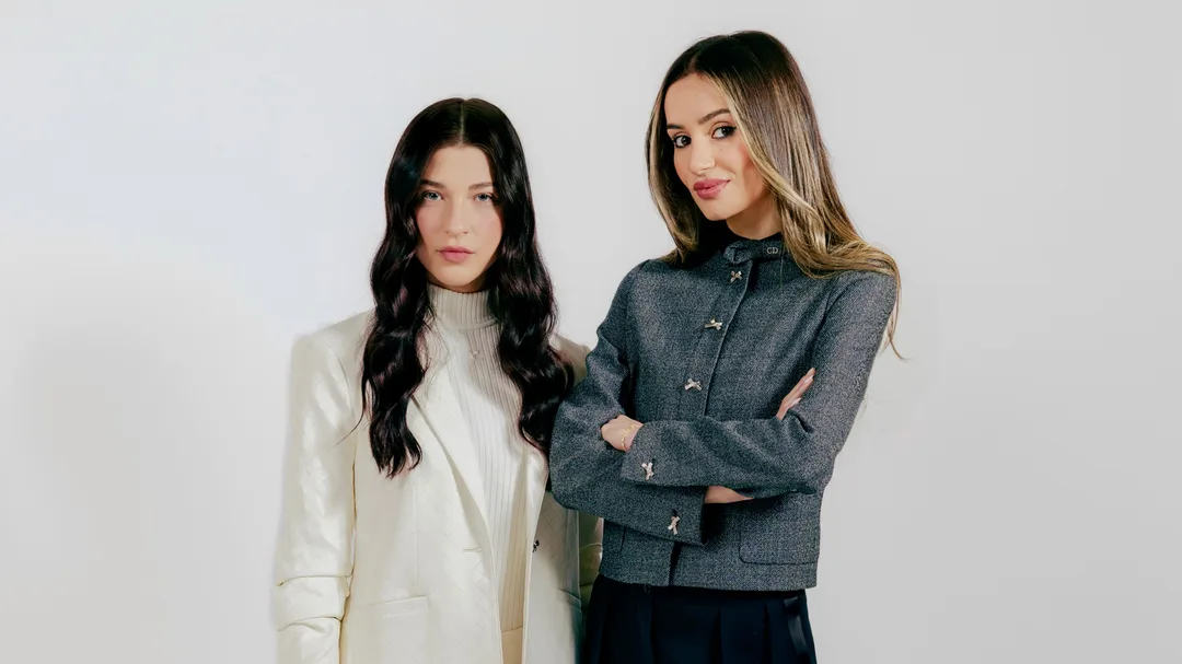 Phia 兩位共同創辦人 Phoebe Gates 同 Sophia Kianni 嘅官方宣傳照