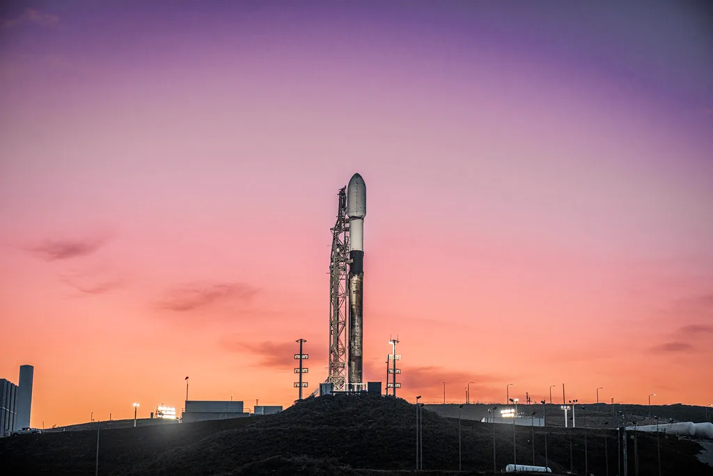 SpaceX Falcon 9 火箭升空,尾部噴出明亮火焰同煙霧