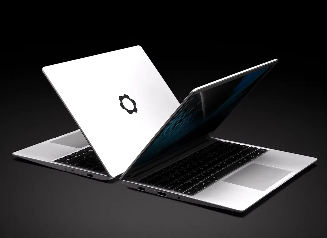 兩部唔同顏色邊框嘅 Framework Laptop 13 並排擺放