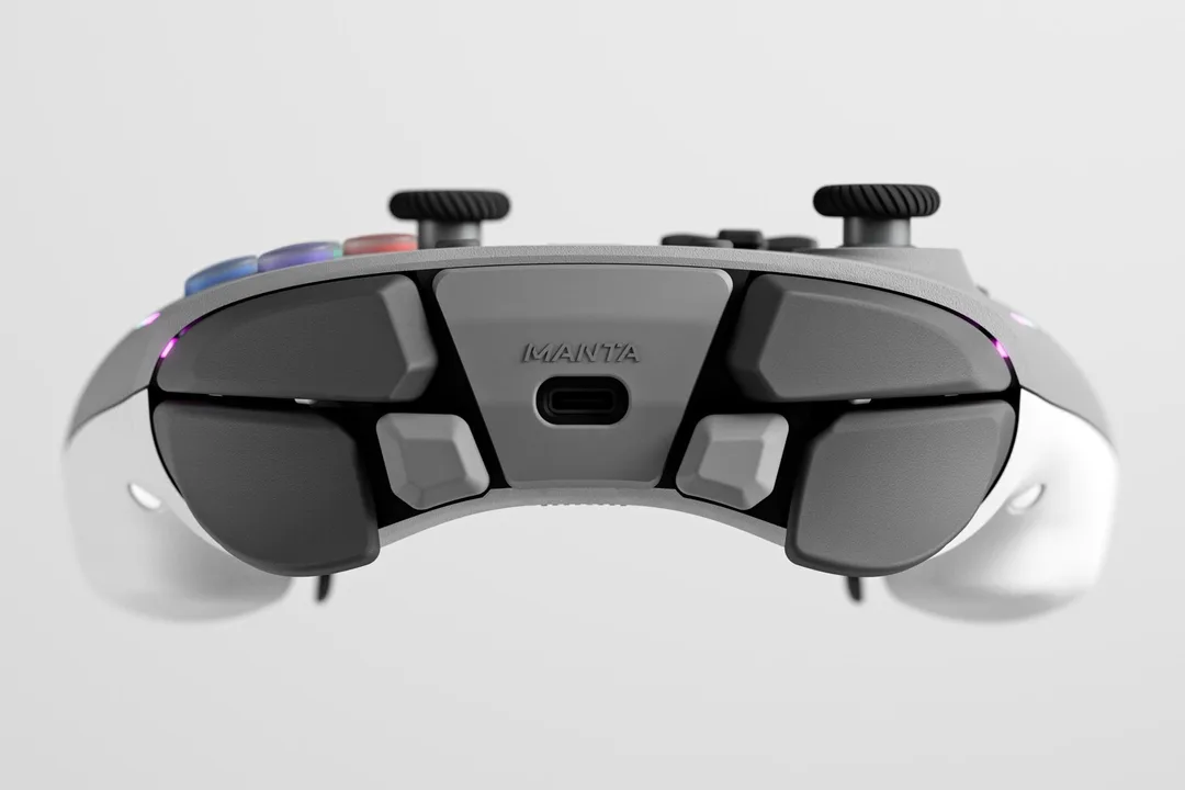 Genki Manta 肩鍵同三段式 trigger 近鏡,可見機頂有多組額外按鍵