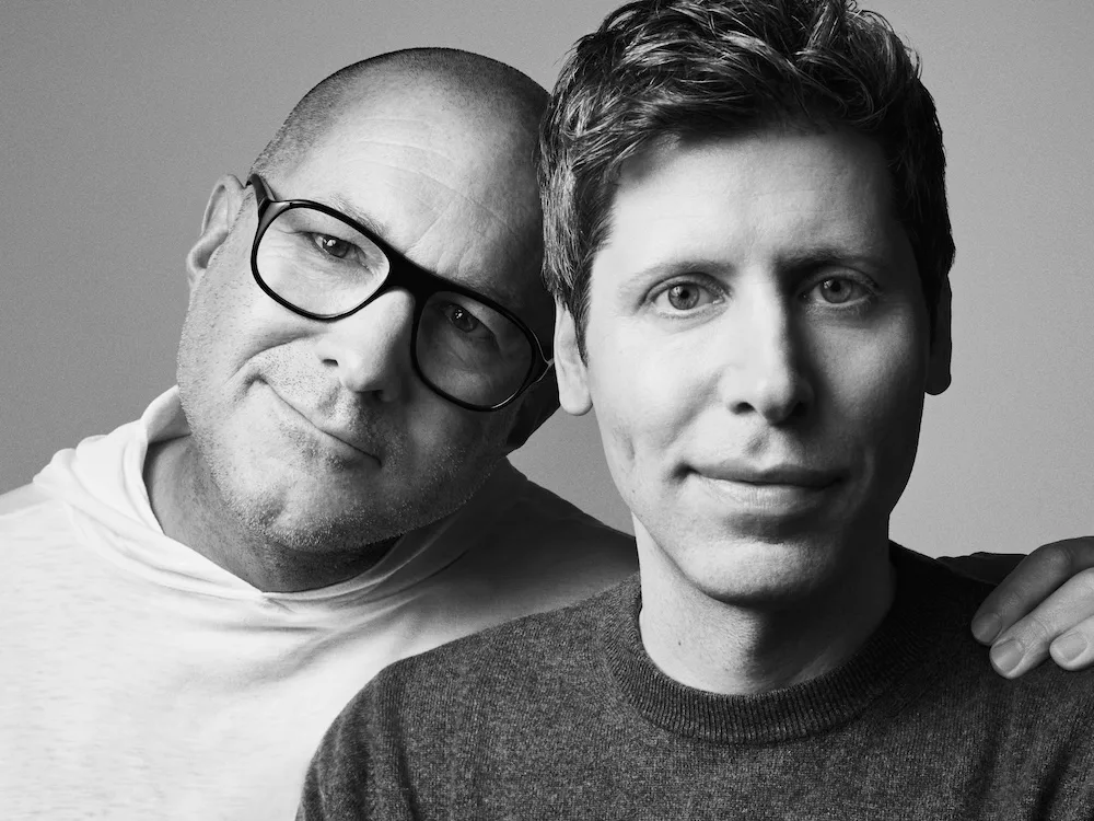 Jony Ive 靠住 Sam Altman 合照,兩人望向鏡頭