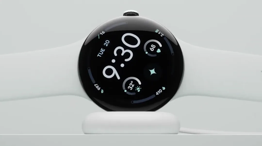 白色 Pixel Watch 5 放喺充電座上，錶面顯示時間、心率同活動資料
